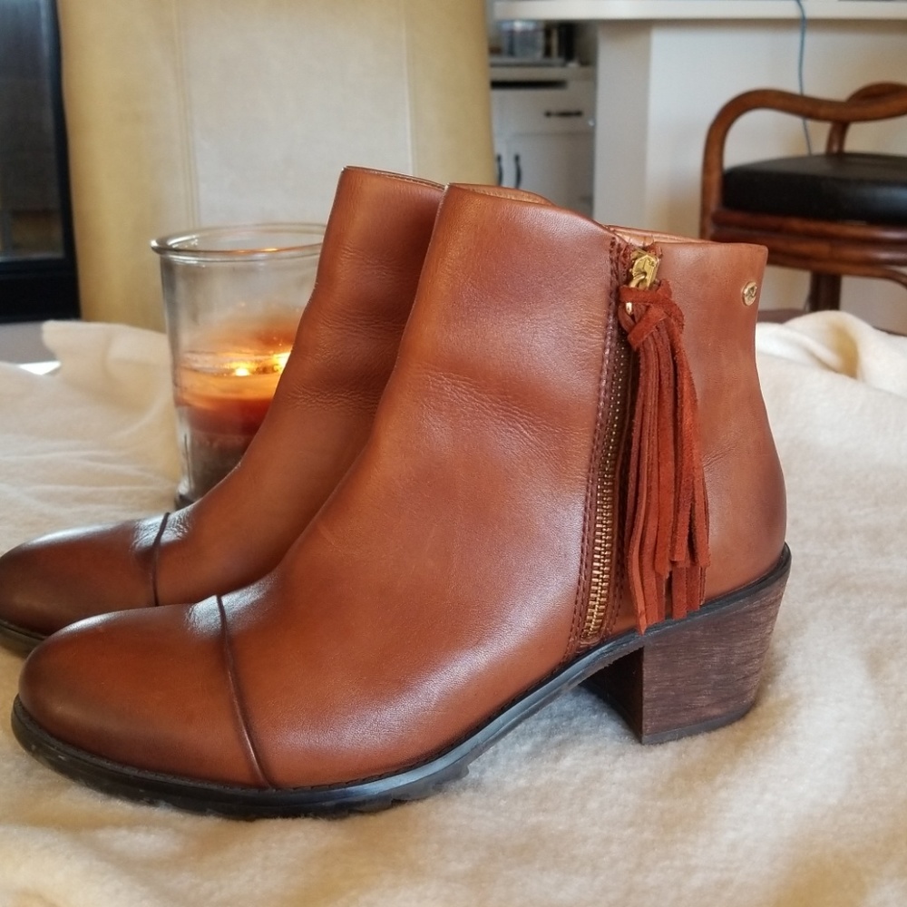 Pikolinos brown leather ankle boots